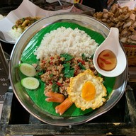 ตั๊ก กะเพราถาดยักษ์ เซ็นทรัลพระราม 2 ชั้น 4