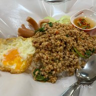 ตั๊ก กะเพราถาดยักษ์ เซ็นทรัลพระราม 2 ชั้น 4