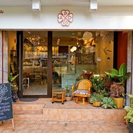 หน้าร้าน APO: Café des Amis