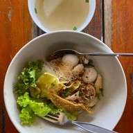 สามกองก๋วยเตี๋ยวลูกชิ้นปลา