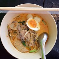 สามกองก๋วยเตี๋ยวลูกชิ้นปลา