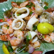 ส้มตำใต้สะพานลอย (ข้าวขาหมู ส้มตำ ยำ ลาบ น้ำตก คอหมูย่าง ไก่ย่าง ต้มแซ่บ ต้มยำ) 215 สุคนธสวัสดิ์ ลาดพร้าว