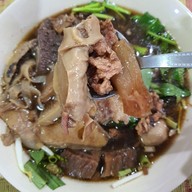 เมนูของร้าน ก๋วยเตี๋ยวเนื้อ สว่างอรุณ (โชคชัย4)