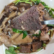 เมนูของร้าน ก๋วยเตี๋ยวเนื้อ สว่างอรุณ (โชคชัย4)