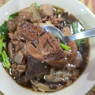 เมนูของร้าน ก๋วยเตี๋ยวเนื้อ สว่างอรุณ (โชคชัย4)