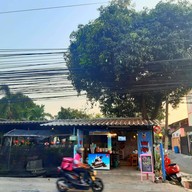 เถ้าแก่น้อยนมสดเปื้อนยิ้ม