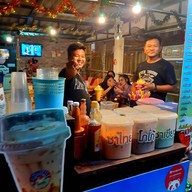 เถ้าแก่น้อยนมสดเปื้อนยิ้ม