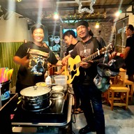 เถ้าแก่น้อยนมสดเปื้อนยิ้ม