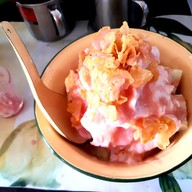 เถ้าแก่น้อยนมสดเปื้อนยิ้ม