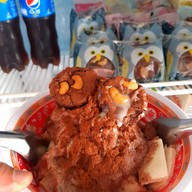 เถ้าแก่น้อยนมสดเปื้อนยิ้ม