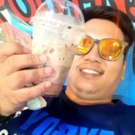 เถ้าแก่น้อยนมสดเปื้อนยิ้ม