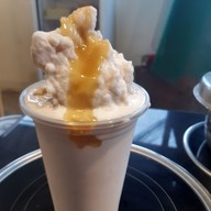 เถ้าแก่น้อยนมสดเปื้อนยิ้ม