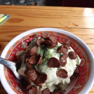 เถ้าแก่น้อยนมสดเปื้อนยิ้ม