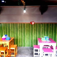 เถ้าแก่น้อยนมสดเปื้อนยิ้ม