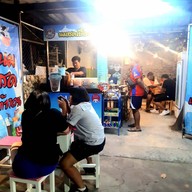 เถ้าแก่น้อยนมสดเปื้อนยิ้ม