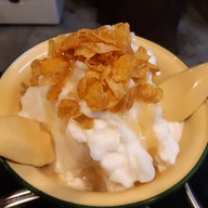 เถ้าแก่น้อยนมสดเปื้อนยิ้ม