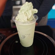 เถ้าแก่น้อยนมสดเปื้อนยิ้ม