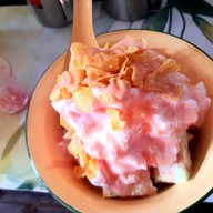 เถ้าแก่น้อยนมสดเปื้อนยิ้ม