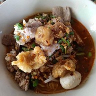 ก๋วยเตี๋ยวเรือรังสิต “ป้าน้อม” (เจ้าเก่า) สาขาซ่อมสร้าง เมืองเอก