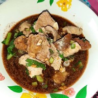 ก๋วยเตี๋ยวเรือรังสิต “ป้าน้อม” (เจ้าเก่า) สาขาซ่อมสร้าง เมืองเอก