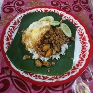 กระเพราถาดยักษ์  ข้างแหลมทอง