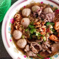 ร้านก๋วยเตี๋ยวลูกชิ้นแชมป์