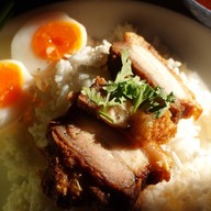 ต๊ะ บะหมี่เกี๊ยว  สำโรงใต้