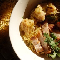 ต๊ะ บะหมี่เกี๊ยว  สำโรงใต้