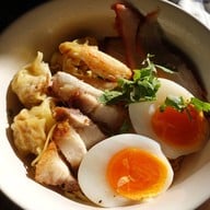 ต๊ะ บะหมี่เกี๊ยว  สำโรงใต้