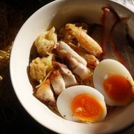 ต๊ะ บะหมี่เกี๊ยว  สำโรงใต้