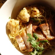 ต๊ะ บะหมี่เกี๊ยว  สำโรงใต้