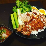 ข้าวหมูทอด ไก่ทอด ไข่ยางมะตูม