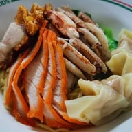 เมนูของร้าน แชมป์บะหมี่เกี๊ยว ปู หมูแดง 20ปี ซอยลาซาล