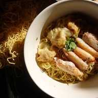 ต๊ะ บะหมี่เกี๊ยว  สำโรงใต้