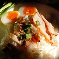 ต๊ะ บะหมี่เกี๊ยว  สำโรงใต้