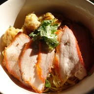 ต๊ะ บะหมี่เกี๊ยว  สำโรงใต้