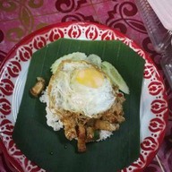 กระเพราถาดยักษ์  ข้างแหลมทอง