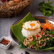 กะเพราใส้แตก  By พี่ปัตย์