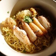 ต๊ะ บะหมี่เกี๊ยว  สำโรงใต้