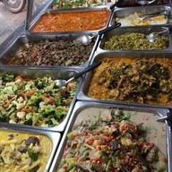 ร้านข้าวแกงแม่ต้อย”ร้อยหม้อ”