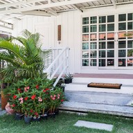 ลาร์บี้เฮ้าส์ Larbii House