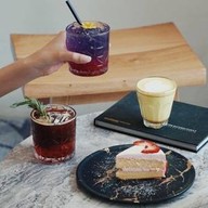 ทรานซิชั่น 24 คาเฟ่ และบาร์