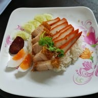 แชมป์บะหมี่เกี๊ยว ปู หมูแดง 20ปี ซอยลาซาล