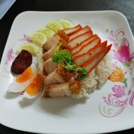 เมนูของร้าน แชมป์บะหมี่เกี๊ยว ปู หมูแดง 20ปี ซอยลาซาล