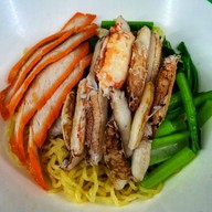 แชมป์บะหมี่เกี๊ยว ปู หมูแดง 20ปี ซอยลาซาล