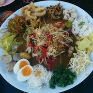 เมนูของร้าน ก๋วยเตี๋ยววัดดงมูลเหล็ก วังน้ำเขียว