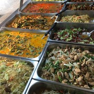 ร้านข้าวแกงแม่ต้อย”ร้อยหม้อ”