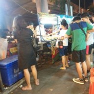 บรรยากาศ หมึกย่าง โคตรแซ่บ By แม่รัตน์ พระราม 8
