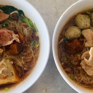 ก๋วยเตี๋ยวยักษ์ใหญ่  หมู่บ้านกรุงศรีซิตี้ คลองสวนพลู