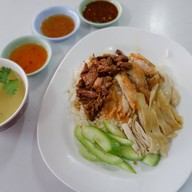 เมนูของร้าน ยินดีข้าวมันไก่ โกด๋ง เตาปูน
